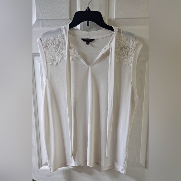 Banana Republic Sleeveless Cream Lace V Neck Tie Lace Trim Top - Picture 1 of 6
